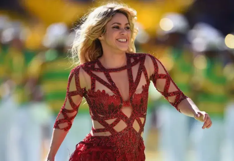 La cantante colombiana Shakira celebra ser la primera artista latina en alcanzar la cifra de 100 millones de seguidores en la red social Instagram.