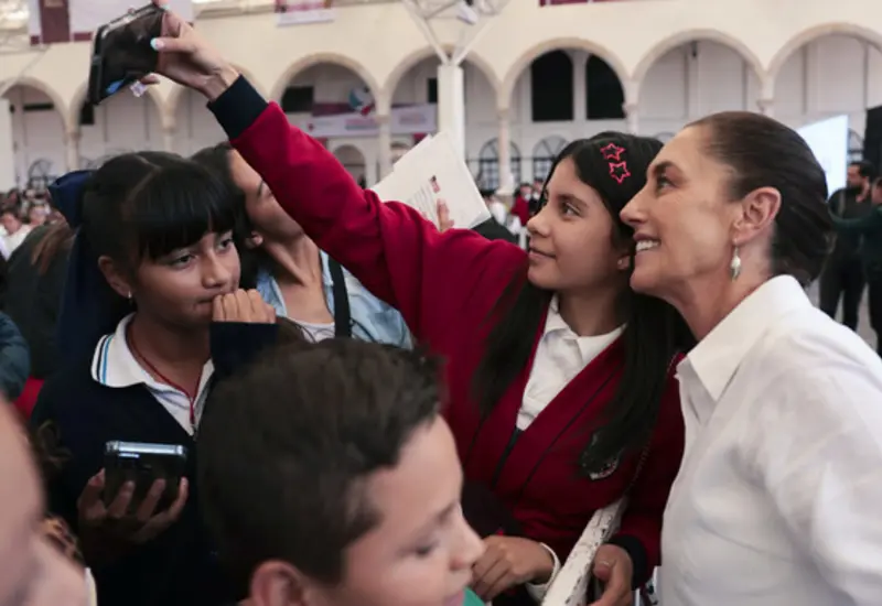 Claudia Sheinbaum anuncia la Beca Gertrudis Bocanegra para Zacatecas, un apoyo económico que cubrirá los gastos de transporte de estudiantes.