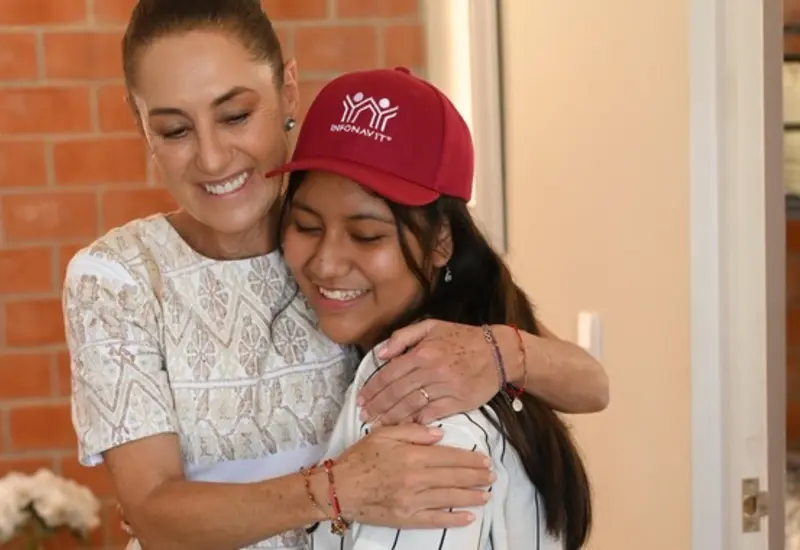 Claudia Sheinbaum durante un evento público en Cuautla, Morelos, encabezando la entrega de viviendas y escrituras a familias como parte de nuevas acciones sociales.