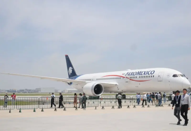 Miembros del sindicato ASSA durante negociaciones contractuales con Aeroméxico, donde mantienen la amenaza de huelga para buscar mejores condiciones laborales.