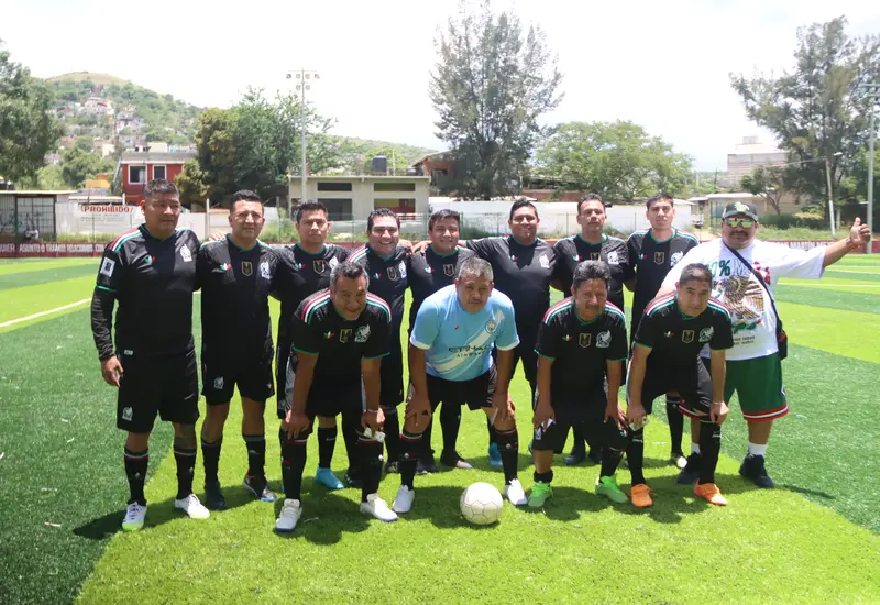 El equipo de Sitio Libertad celebra con alegría su tercer e importante triunfo, posando juntos para una foto después del partido.