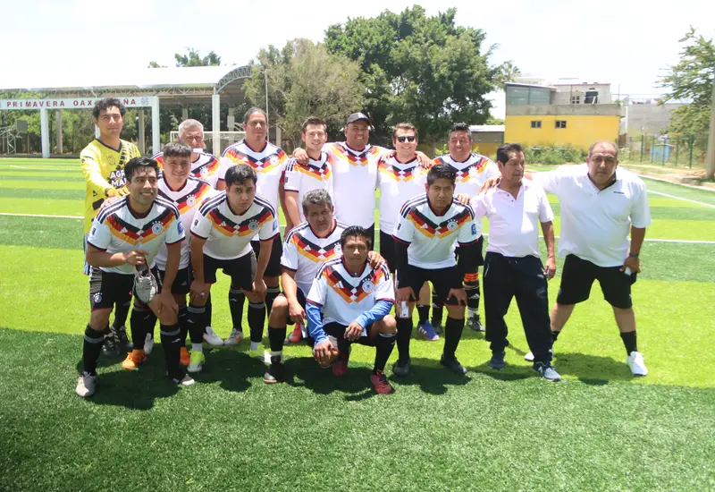 El equipo de fútbol Sitio Presidente celebra su victoria por goleada durante el cierre del torneo, asegurando su clasificación a la liguilla.