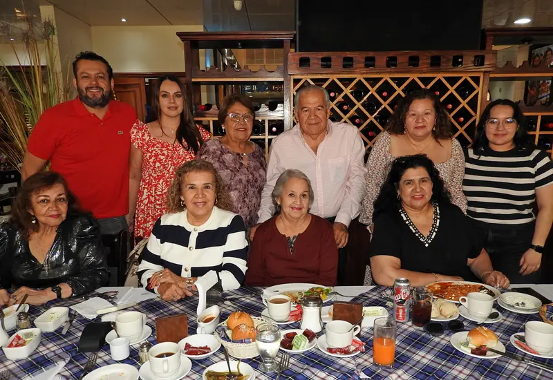Soledad Rueda Contreras, sentada al centro, celebra su cumpleaños rodeada del amor y los abrazos de su hermosa familia durante el festejo.