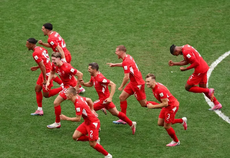 La selección de Suiza celebra su victoria contra Colombia, asegurando su pase a los Cuartos de Final de la Copa Mundial FIFA 2026.