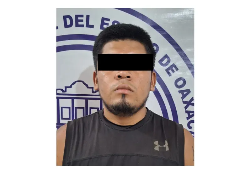 Un hombre es presentado tras su detención en Pinotepa Nacional, siendo señalado como presunto responsable del delito de narcomenudeo.