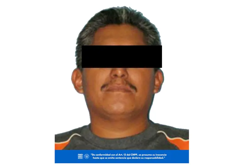 Un supervisor escolar es fotografiado durante la audiencia judicial en la que fue vinculado a proceso por el delito de pederastia por omisión.