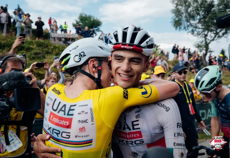 El ciclista mexicano Isaac del Toro junto a Tadej Pogacar en una imagen histórica durante su participación en el Tour de Francia 2026.