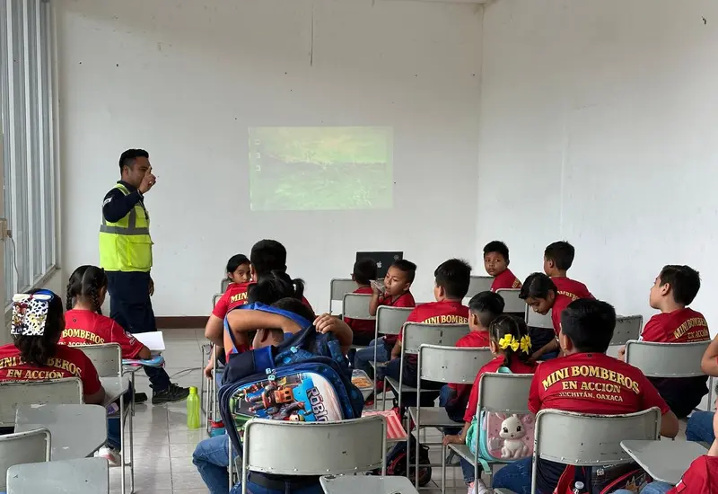 Un grupo de niños y niñas participa en la nueva edición del taller 'Mini Bomberos' en Juchitán, donde aprenderán a actuar ante emergencias.
