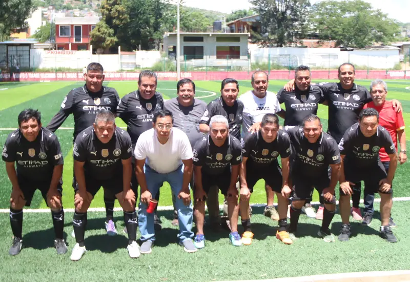 Jugadores de los equipos Tauni y Presidente celebran en la cancha el empate que les aseguró la clasificación a la liguilla.