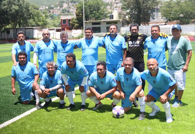 El equipo de taxis Sitio Antequera posa para una foto de grupo, reafirmando su liderato y dominio en la competencia local.