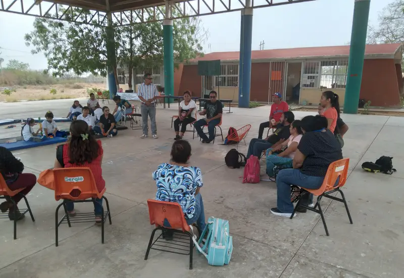 Docentes y familias de la comunidad escolar del CAM 35 participan en una jornada de tequio para limpiar y mejorar las instalaciones.
