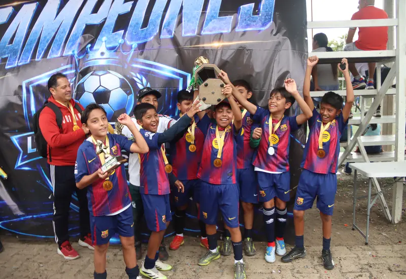 El equipo de fútbol Titanes celebra tras consagrarse campeón de la categoría sub-11 en la Liga de Campeones Oaxaca.