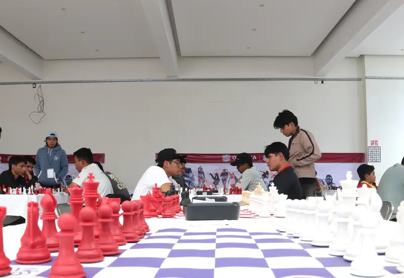 Jugadores de ajedrez concentrados durante una partida de la XL Copa Benito Juárez, torneo que se celebra bajo el sistema suizo a seis rondas.