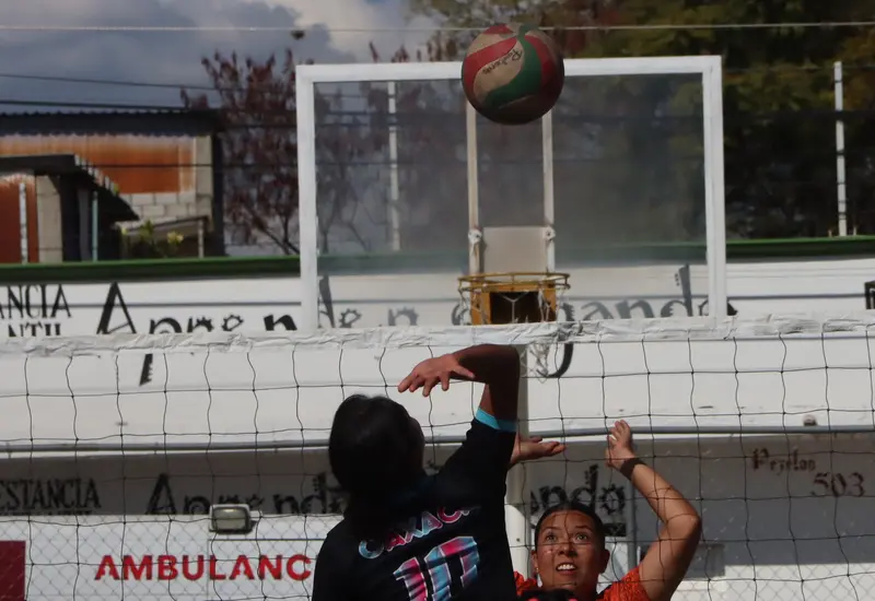 Jugadores compiten en un intenso partido durante el torneo de voleibol de alto calibre que se celebra en Santiago Juxtlahuaca, Oaxaca.
