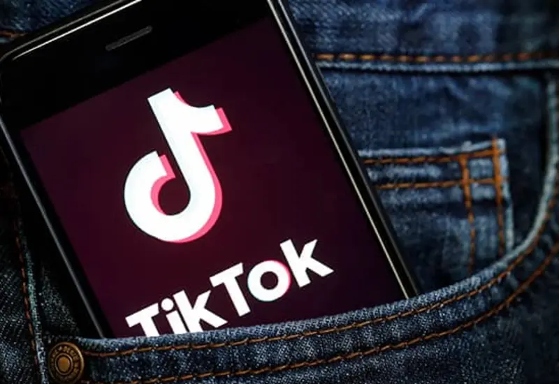 Una imagen conceptual que ilustra las presuntas trampas con inteligencia artificial y la red social TikTok durante el examen de ingreso a la UNAM.