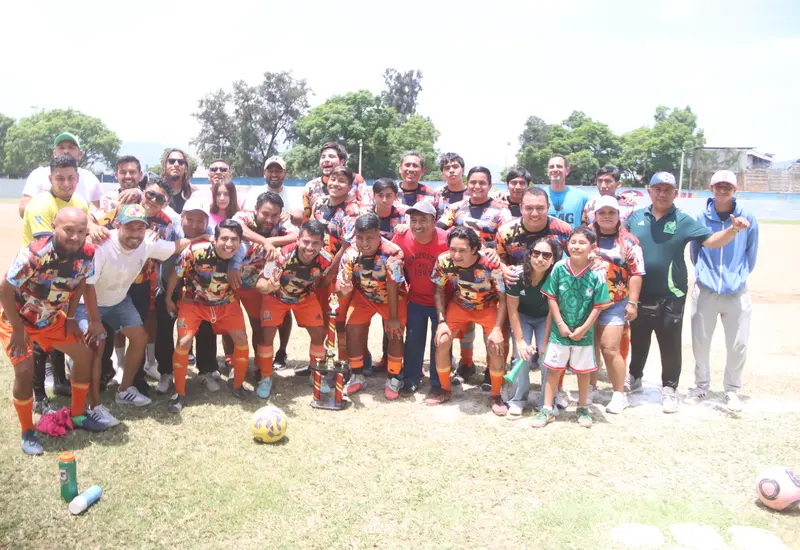 El equipo de fútbol Transformación Steuabjo celebra su victoria tras coronarse bicampeón del torneo de la categoría Mayor A.