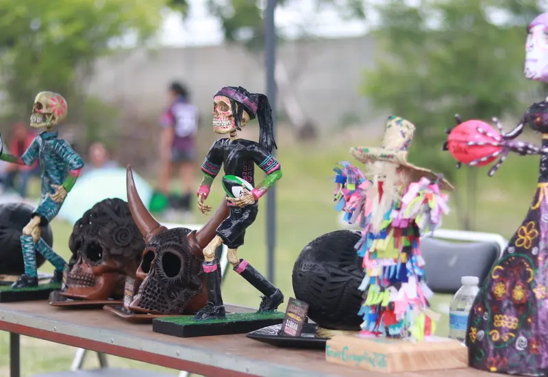Los trofeos del torneo Rugby Guelaguetza, que presentan diseños artesanales alusivos a la rica cultura oaxaqueña, listos para la premiación.