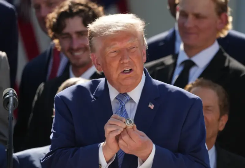 El presidente Donald Trump, quien impuso un nuevo arancel del 10 por ciento a productos de 60 países, incluyendo a México.