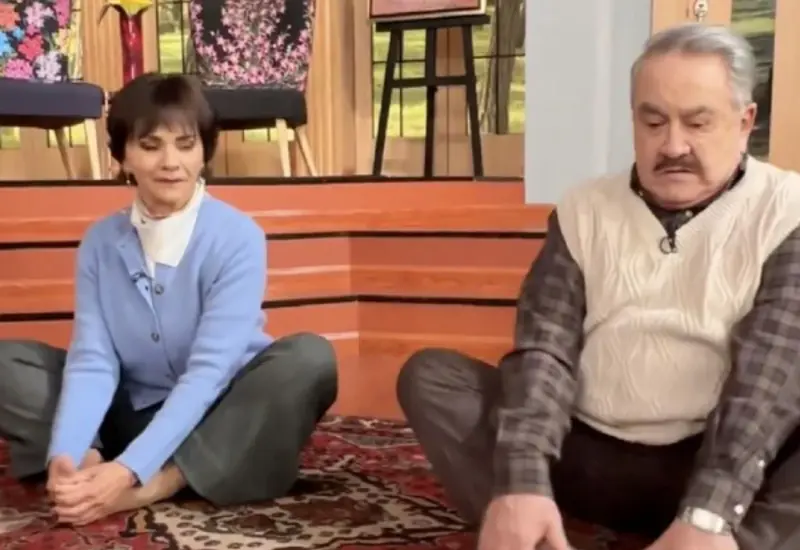 Imagen de los conductores de Ventaneando, Pati Chapoy y Pedro Sola, en el contexto de la postura de TV Azteca ante la polémica sobre su permanencia.