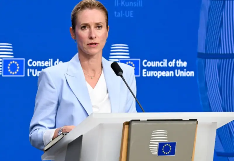 Símbolo de la Corte Penal Internacional (CPI) con la bandera de la Unión Europea de fondo, representando el apoyo a su independencia.