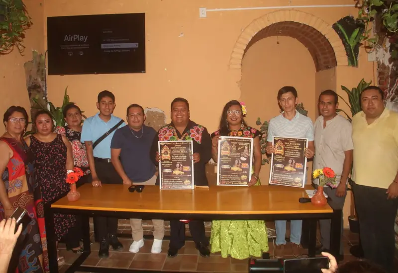 Integrantes de la comunidad muxe, ataviados con sus trajes de gala, se preparan para la celebración de la Internacional Vela Imperial en Oaxaca.