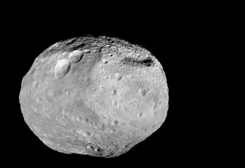 Una ilustración del asteroide Vesta, el más grande del cinturón principal, que alberga una imponente montaña central más alta que el Everest.