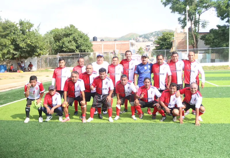 Jugadores del equipo Unión de la liga de veteranos celebran durante el partido donde consiguieron una abultada victoria contra el Poder Judicial.