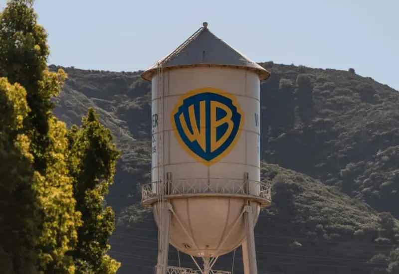 El sindicato WGA busca bloquear la fusión entre Paramount y Warner, advirtiendo que la operación podría reducir empleos y salarios en la industria.