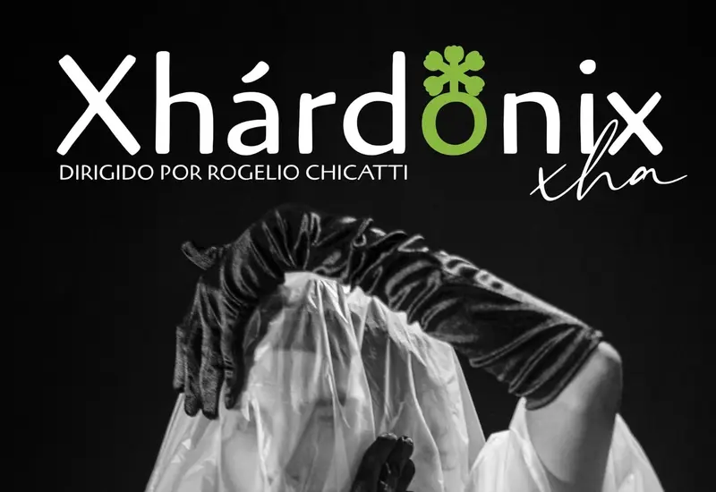 Escena de la obra 'Xhárdonix Xha', galardonada en un festival de cine en Paraguay por su narrativa sobre identidad, respeto y diversidad.