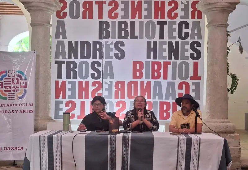 La periodista oaxaqueña Yolanda Peach presenta su libro 'La cruz que florece' durante un evento en la Biblioteca Andrés Henestrosa.