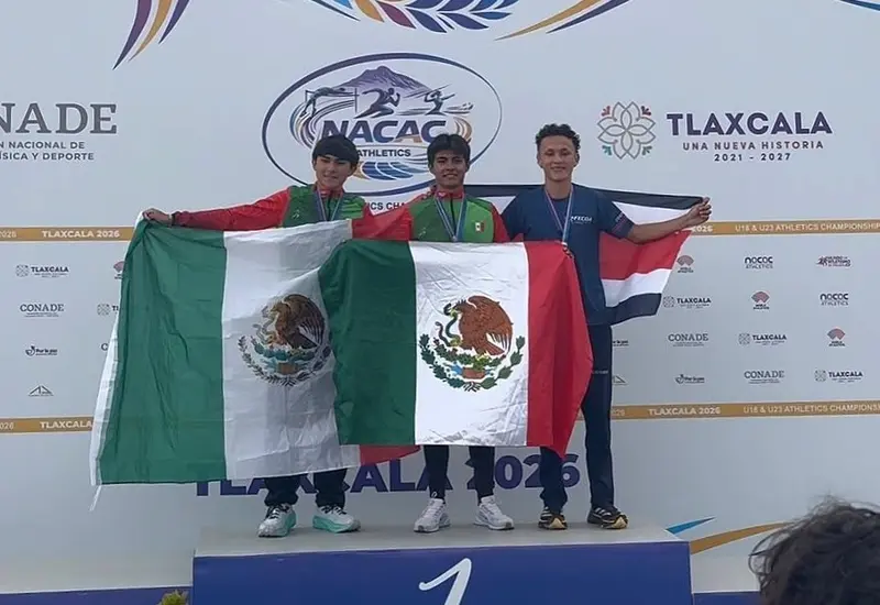 El atleta Zarek Elías García celebra en lo más alto del podio tras ganar la medalla de oro en la competencia NACAC.