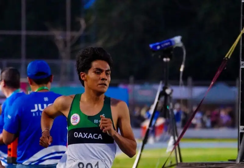 El atleta Zarek luciendo veloz en la pista durante el campeonato NACAC, momento en el que se proclamó campeón obteniendo la medalla de oro.