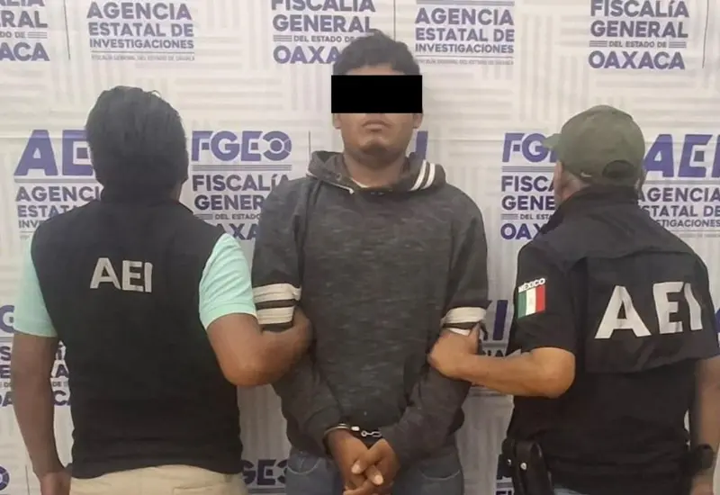 Detienen a joven con presunta droga durante operativo en Jamiltepec.