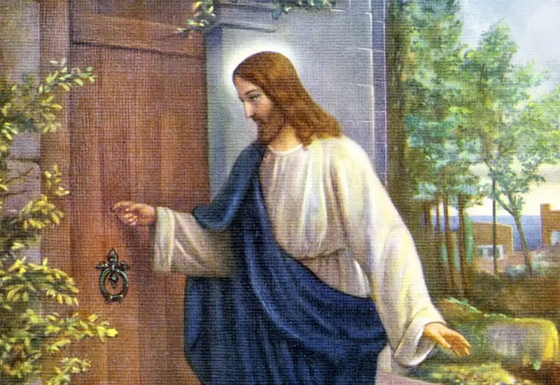Una reflexión visual sobre la fe, donde abrir las puertas a los enviados de Dios significa recibir a Jesús mismo en nuestro camino.
