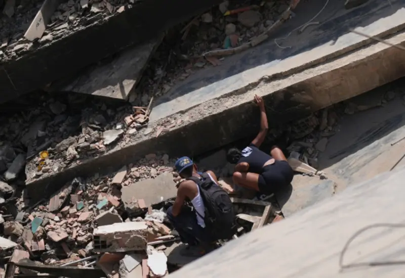 Equipos de rescate trabajan sin descanso entre los escombros buscando sobrevivientes tras el devastador terremoto que afectó a Venezuela.