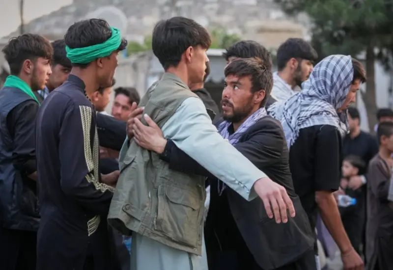 Un grupo de residentes se encuentra en la calle como medida de precaución después del sismo de magnitud 6.1 en Pakistán y Afganistán.