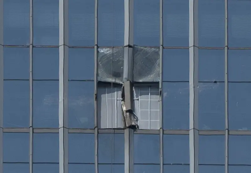 Escena del inusual accidente aéreo ocurrido en la Torre CITIC, en el corazón de Pekín, el cual está siendo investigado por las autoridades.