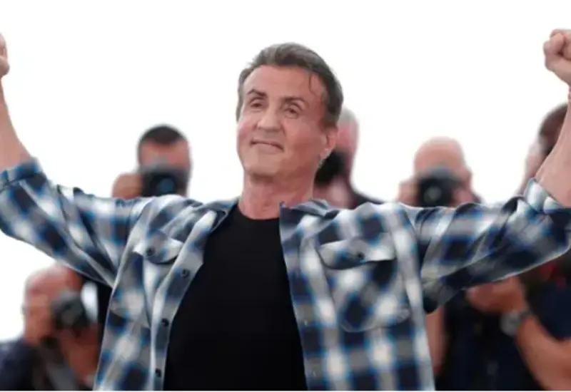 Retrato del icónico actor Sylvester Stallone, el hombre detrás de los legendarios personajes de Rocky y Rambo, cuya carrera redefinió el cine de acción.