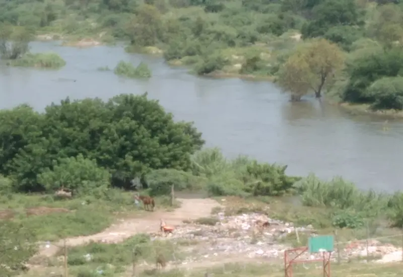 El afluente recibe basura y descargas residuales.