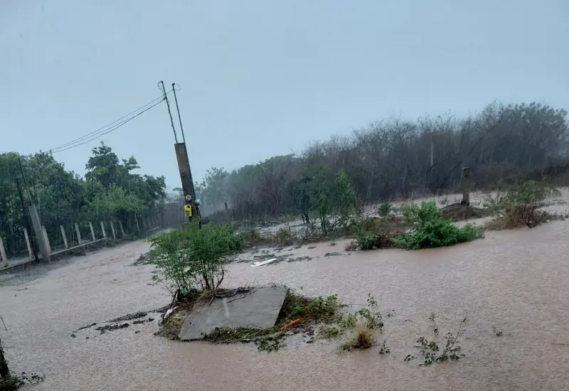 Los desechos obstruyen cauces y dificultan el desalojo del agua.