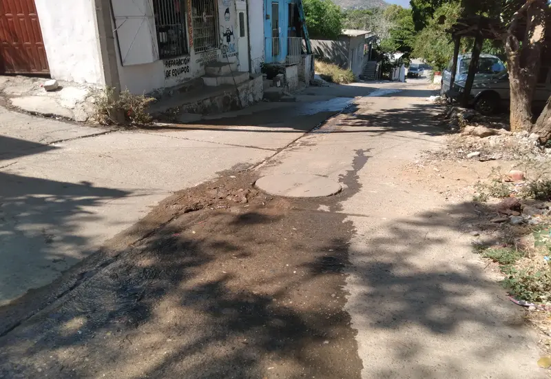 Aguas negras brotan de registros y alcantarillas tras las lluvias.
