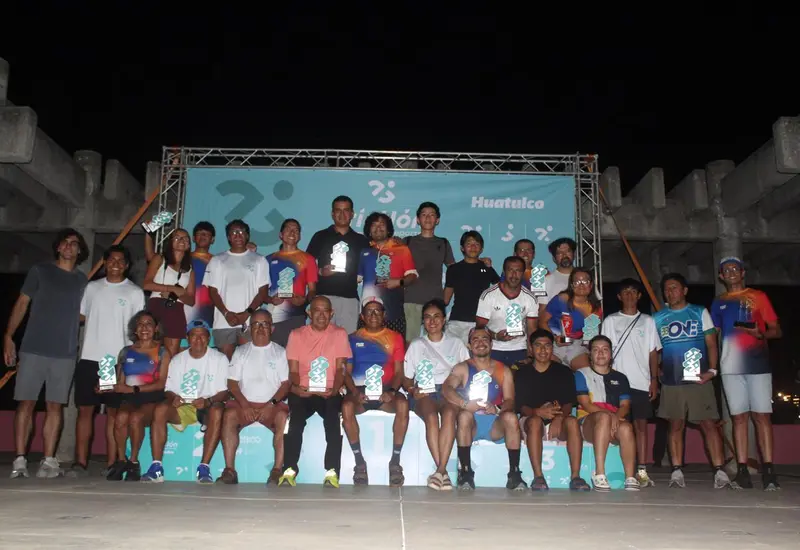 Cargados de trofeos los atletas de Be One Multisport en el As Tri Huatulco 2026.