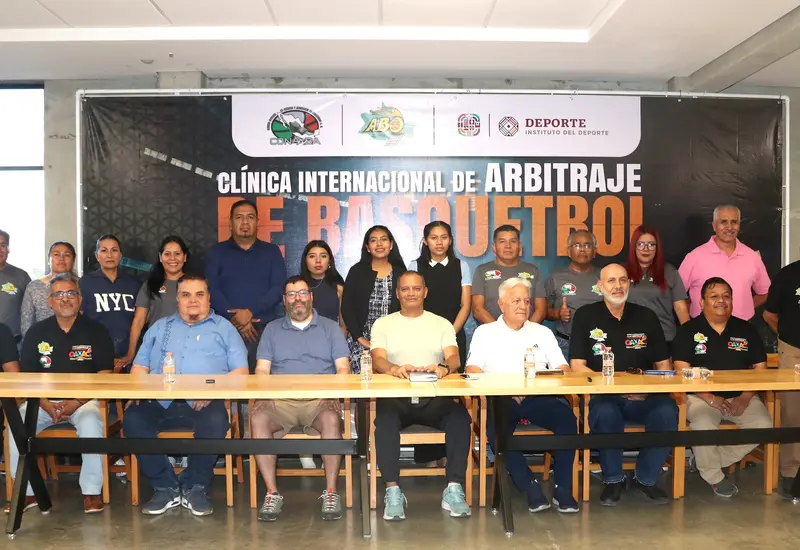 Directivos y árbitros presentes en la presentación, en la conferencia de prensa.