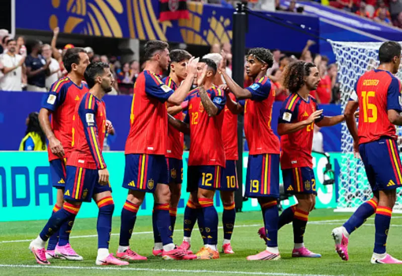 España goleó 4-0 a Arabia Saudita.