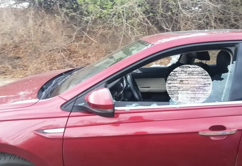 El comerciante fue atacado a balazos al conducir su vehículo.