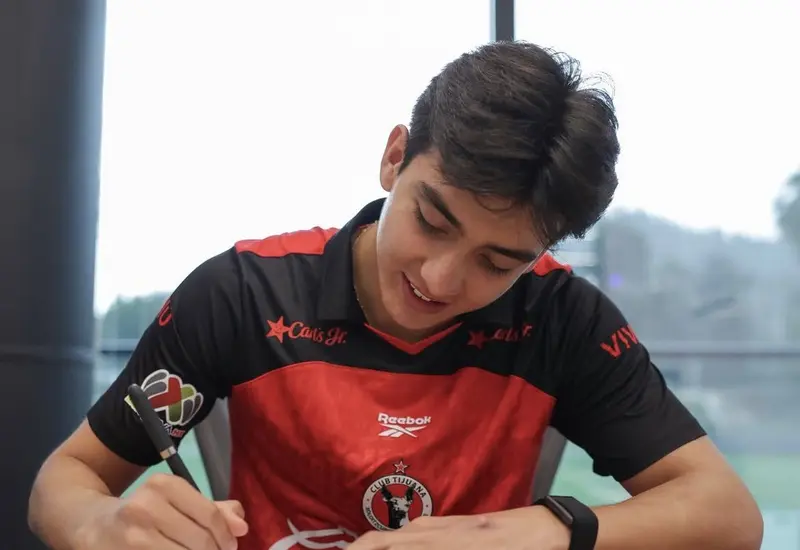 Gilberto Mora firmó una extensión de contrato por tres años con los Xolos de Tijuana.