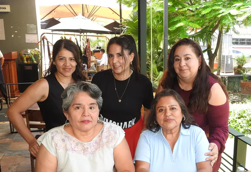 Yolanda Matus (sentada a la derecha) celebró su cumpleaños, rodeada del cariño de Susy Carolina, Tony Álvarez, Lucero Macías y Julieta Cabrera.