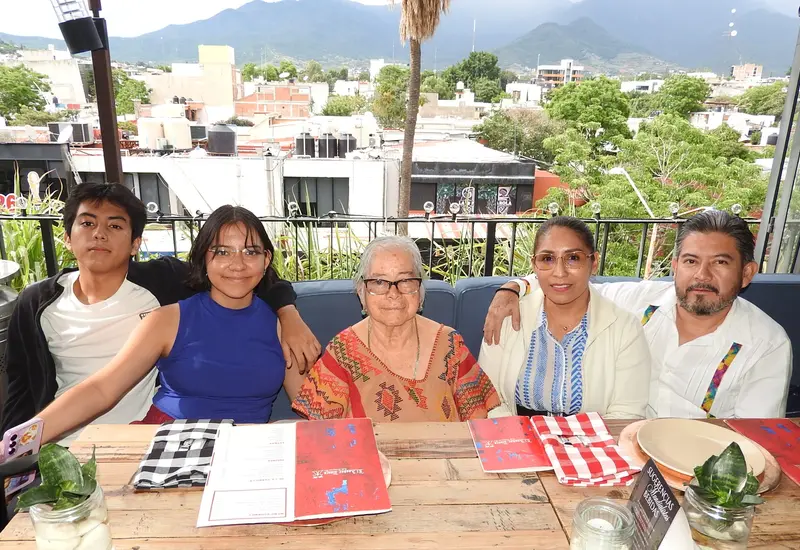 La señora María Arcelia Alba celebró su cumpleaños en la hermosa compañía de sus nietos, su hijo Juan Manuel y Guillermina.