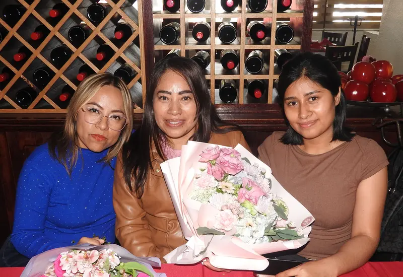 Dalia Ramírez Prado festejó su cumpleaños en compañía de sus amigas Reyna Álvarez y Elizabeth Hernández.