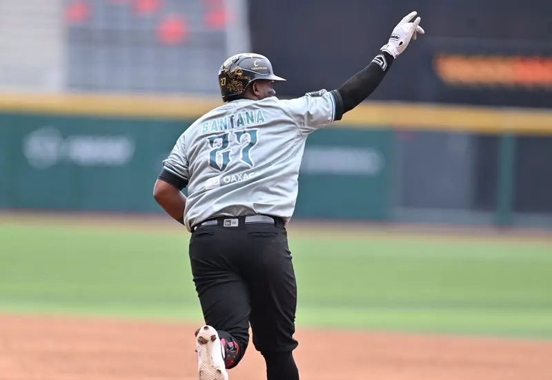 El dominicano Juan Santana es pelotero de importante poder.